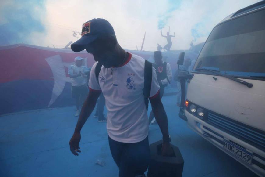 La Ultra Fiel puso el color y empujará a Olimpia a la remontada contra Real España