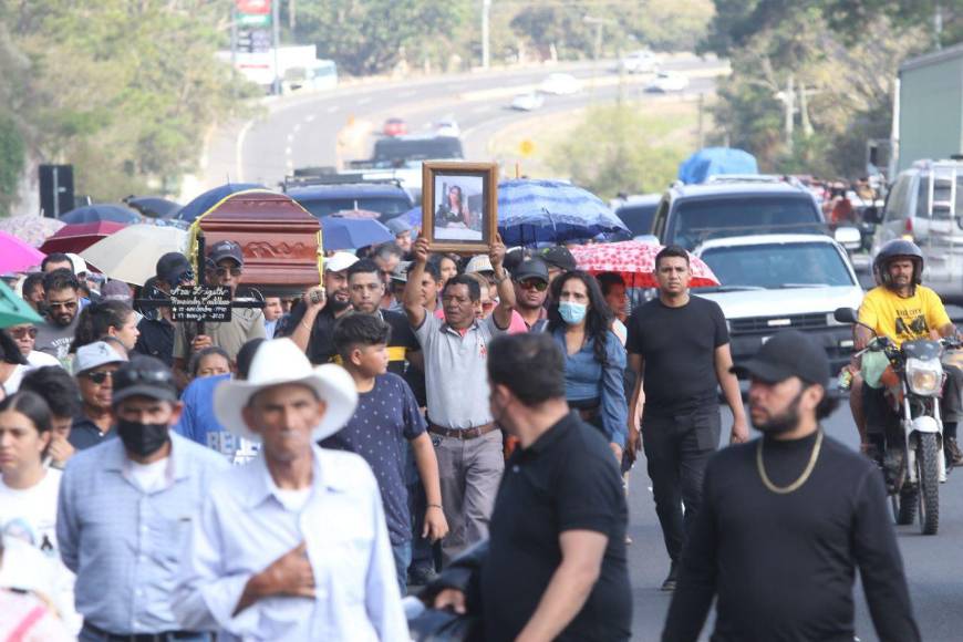 Cargando su foto, así fue la caminata para despedir a Ana Hernández
