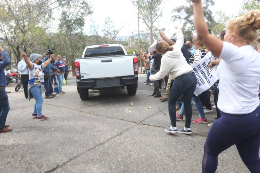 Entre consignas y fuerte resguardo: así fue trasladado JOH a su celda provisional