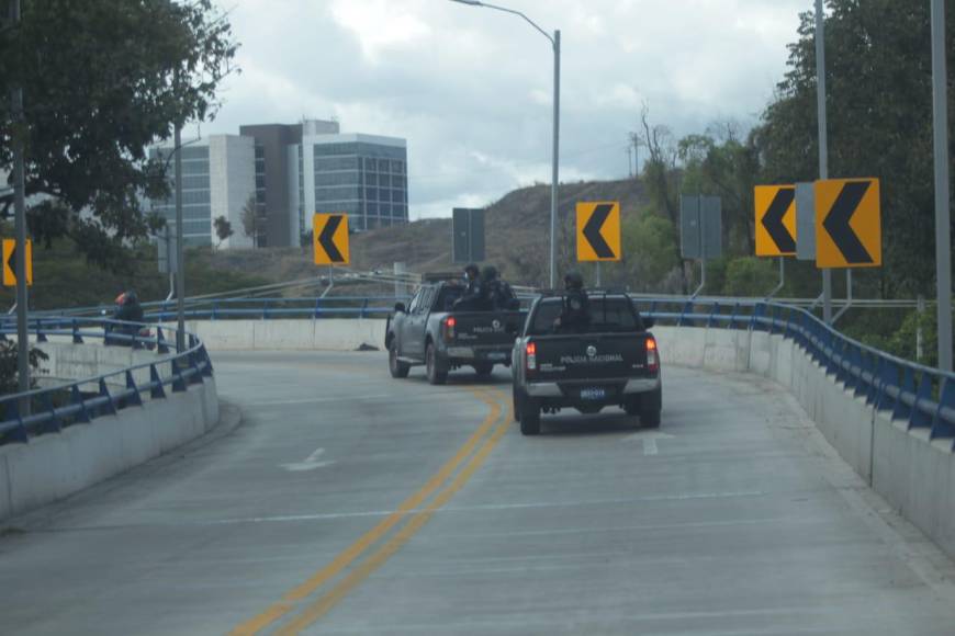 Entre consignas y fuerte resguardo: así fue trasladado JOH a su celda provisional