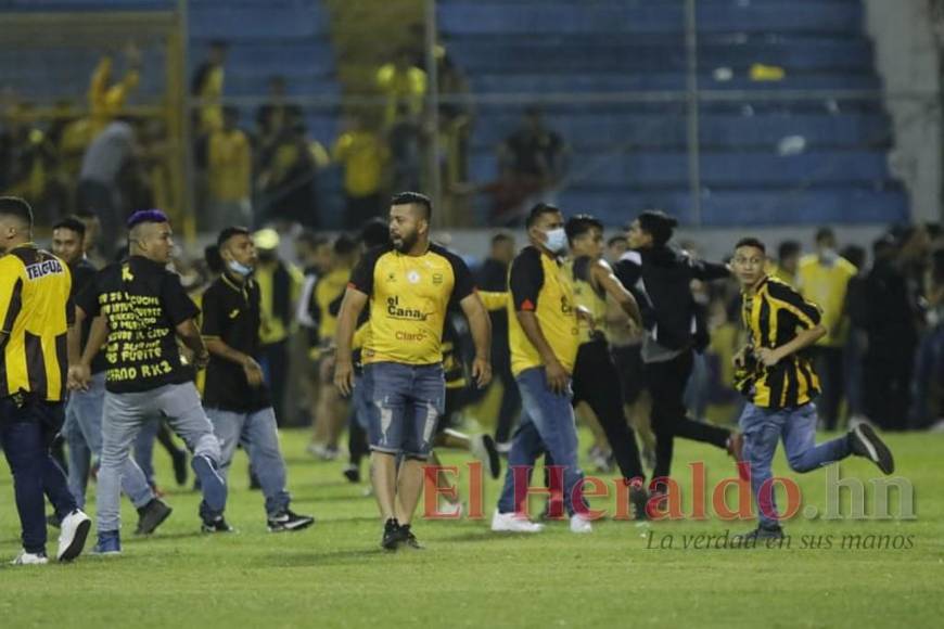 FOTOS: Así fue el violento enfrentamiento entre barras durante el clásico sampedrano