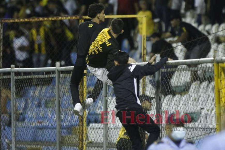 FOTOS: Así fue el violento enfrentamiento entre barras durante el clásico sampedrano
