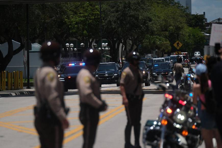 En caravana y sin ser captado por las cámaras llegó Trump a la corte de Miami