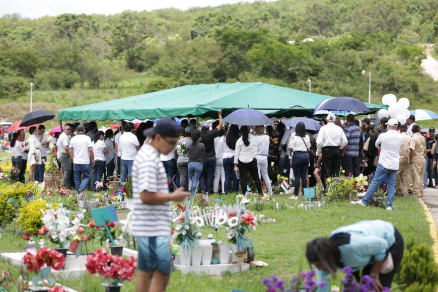 Sin poderlos ver, familiares de jóvenes asesinados tras mudanza realizan entierros