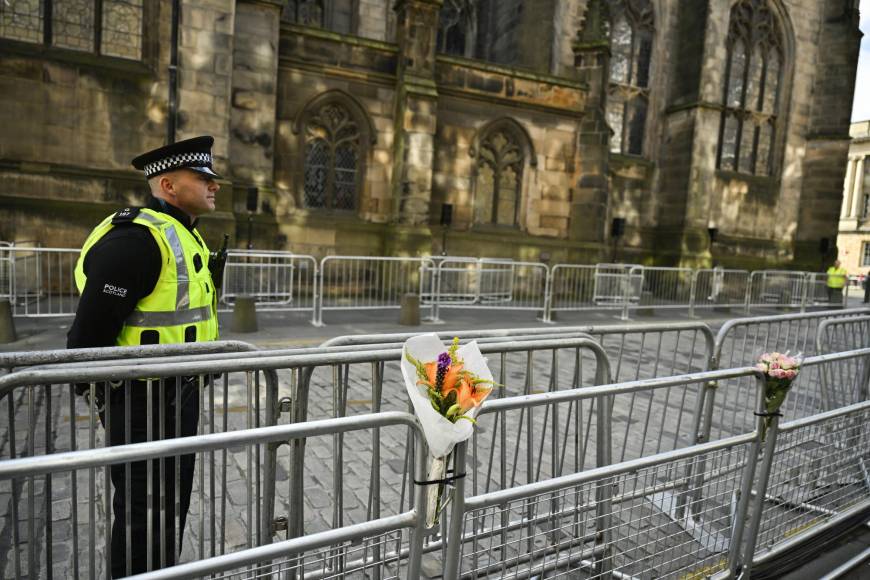 Sin celulares y vestir para la ocasión: Las estrictas reglas para desfilar ante el féretro de Isabel II