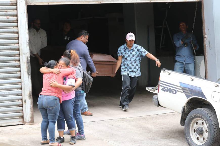 Desconsolada madre de menor asesinado en Jalteva retira los restos de su hijo