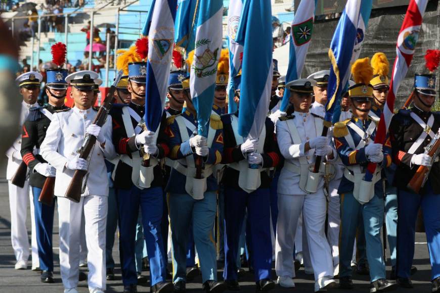 Militares dan inicio a los desfiles patrios en la capital por los 202 años de independencia