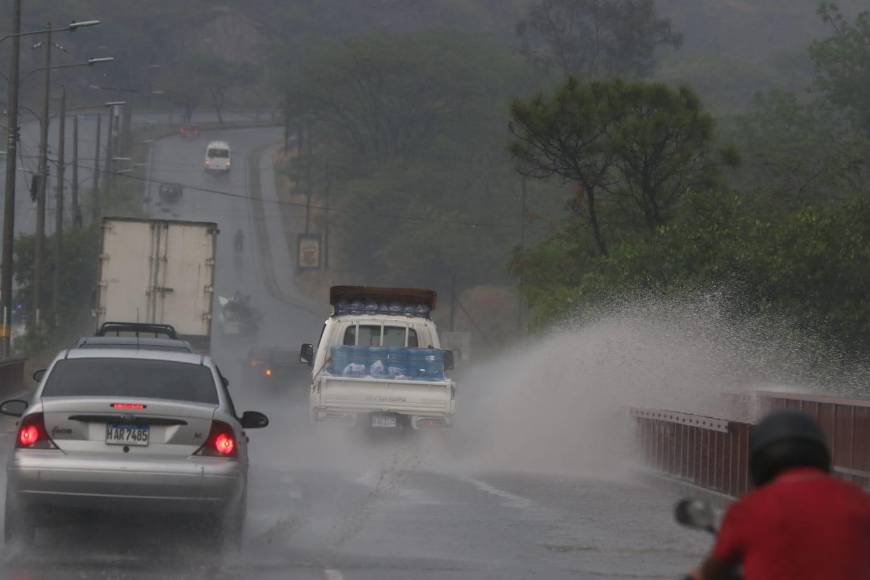 Tráfico e inundaciones dejó lluvia que azotó la capital