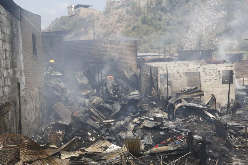 Tragedia: incendio dejó sin vivienda a 12 niños y a sus familias en la capital