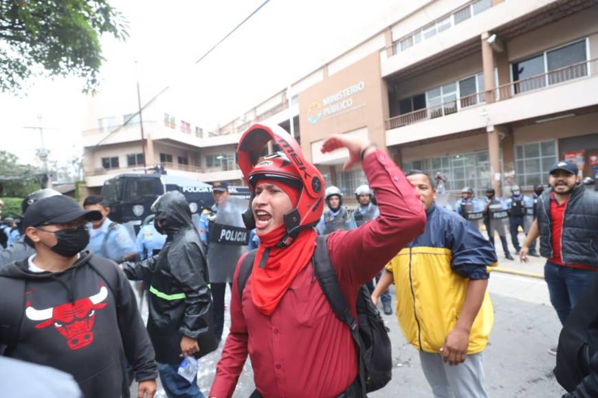 Fuertes enfrentamientos entre el BOC y colectivos de Libre frente el MP