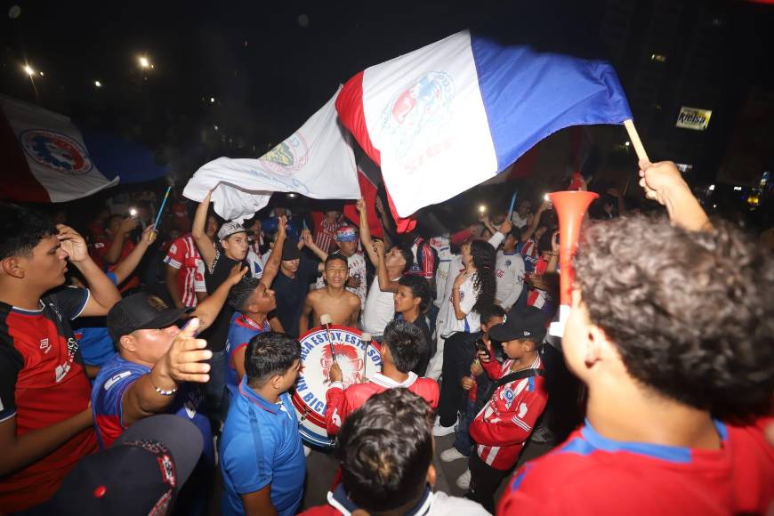 De azul, rojo y blanco se pintan las calles tras eufórica celebración olimpista en la capital