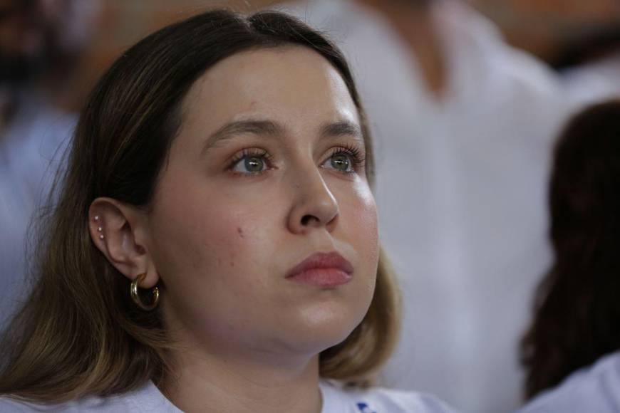 Con rostros tristes y desencajados, familia de JOH sale de conferencia tras sentencia