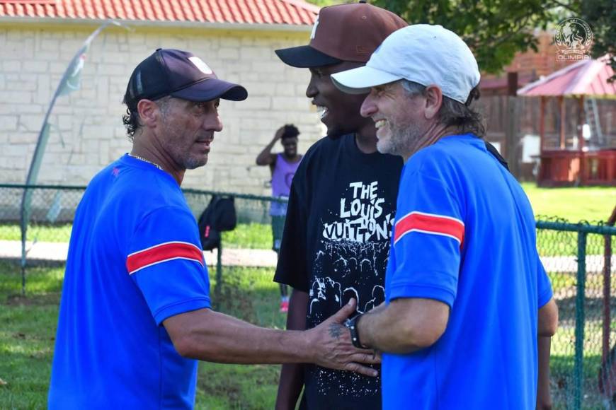 Alberth Elis sorprende a jugadores del Olimpia en Houston