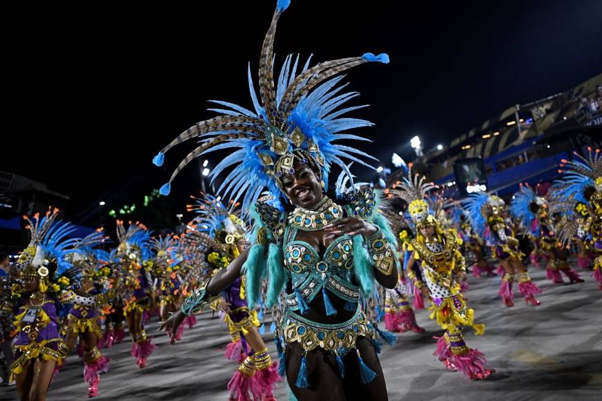 Arrancan los esperados desfiles de Río de Janeiro