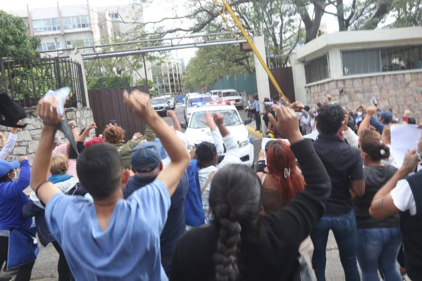 Entre consignas y fuerte resguardo: así fue trasladado JOH a su celda provisional