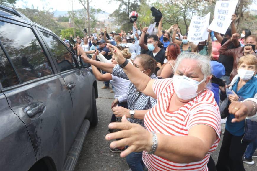Entre consignas y fuerte resguardo: así fue trasladado JOH a su celda provisional