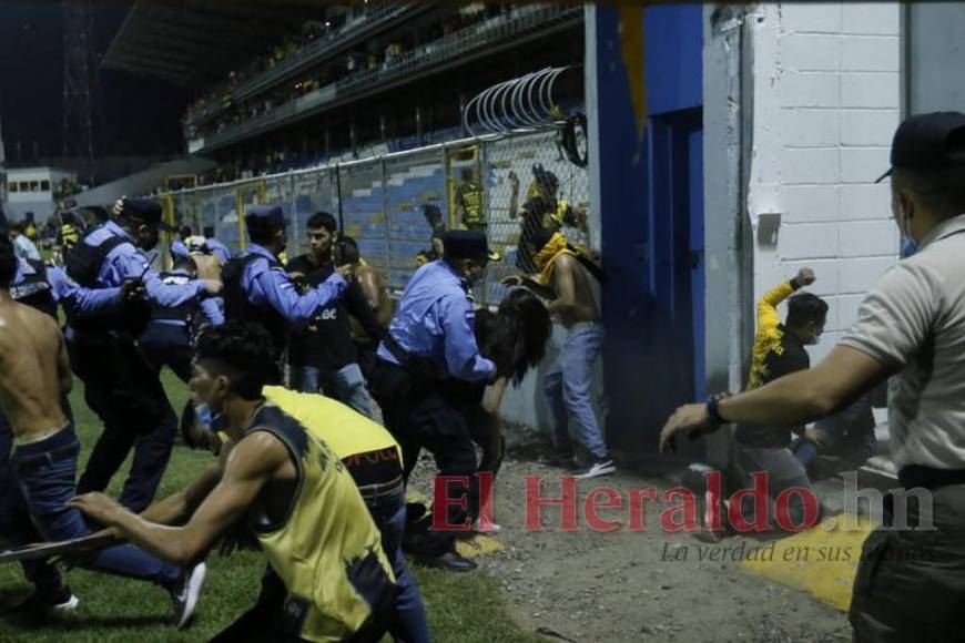 FOTOS: Así fue el violento enfrentamiento entre barras durante el clásico sampedrano