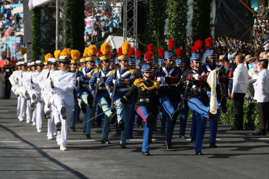 Militares dan inicio a los desfiles patrios en la capital por los 202 años de independencia