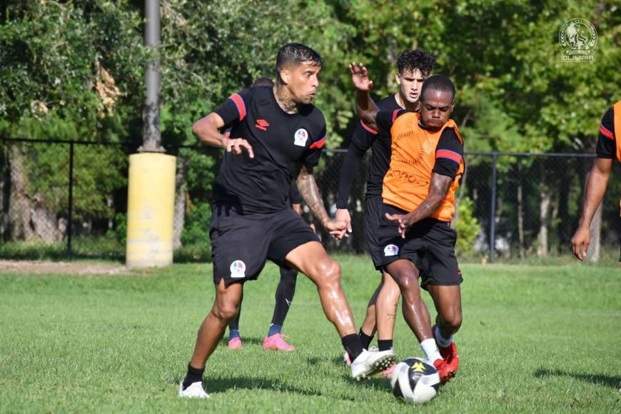 Alberth Elis sorprende a jugadores del Olimpia en Houston