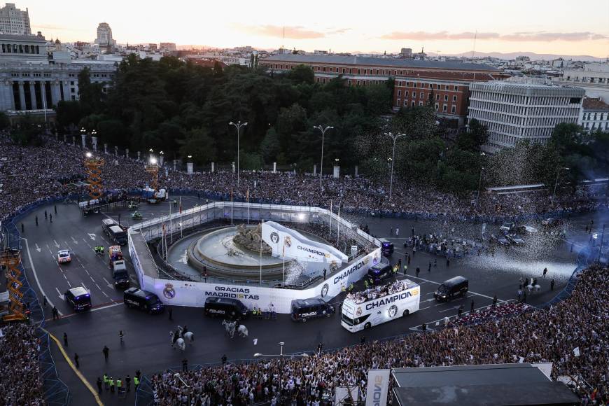 Real Madrid festejó en Cibeles la Decimoquinta Champions con miles de aficionados