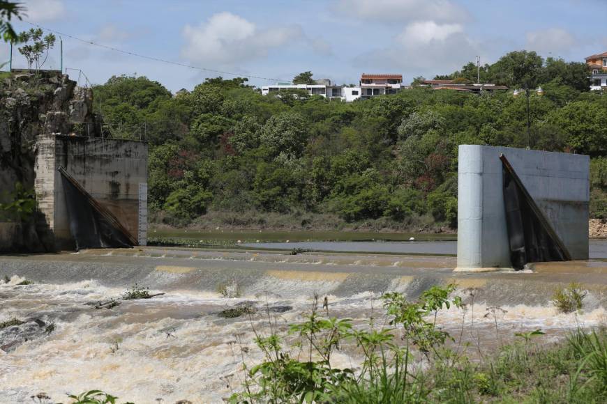 Así luce la represa Los Laureles tras intensas lluvias en la capital