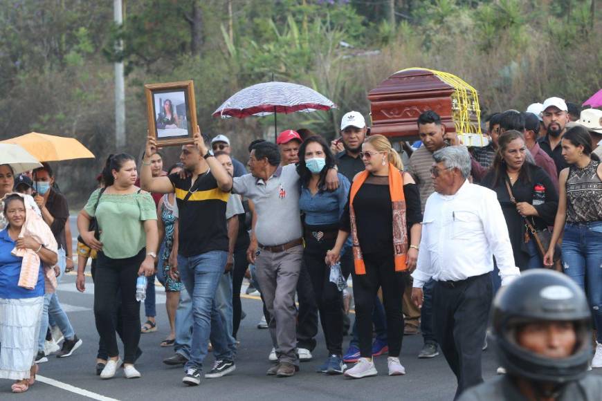Cargando su foto, así fue la caminata para despedir a Ana Hernández