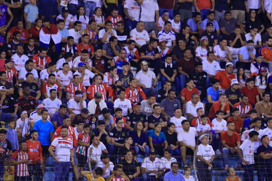 Bellas mujeres y un ambiente feroz: así la pasa la afición olimpista dentro del Olímpico