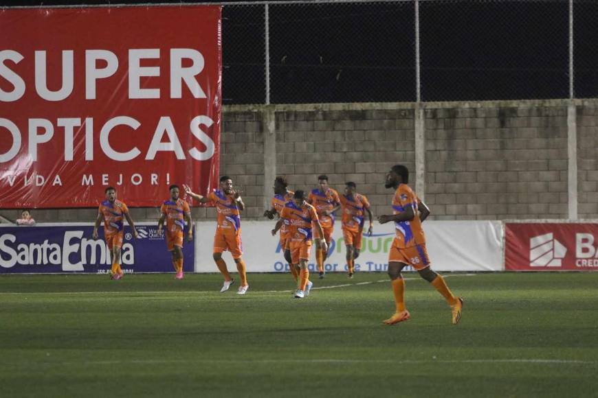 Olimpia y UPNFM fue más bonito en las gradas con su derroche de belleza y color