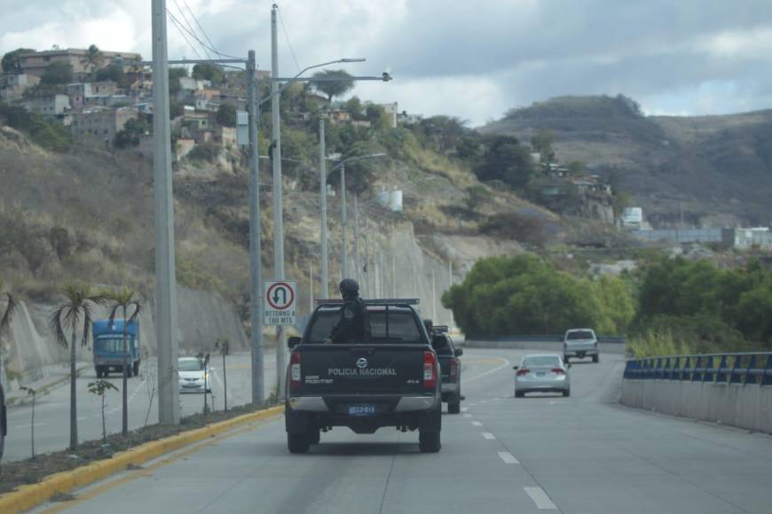 Entre consignas y fuerte resguardo: así fue trasladado JOH a su celda provisional