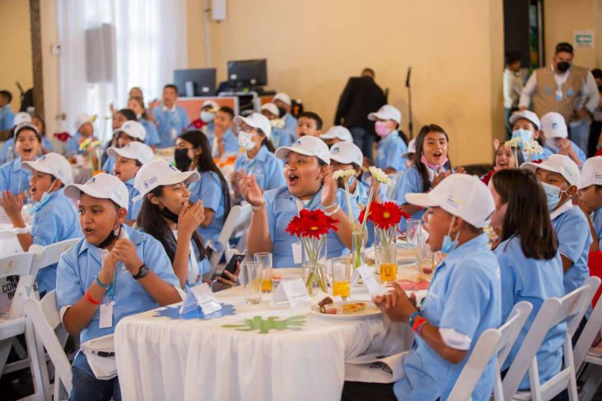 Así serán las gabachas azul turquesa que los estudiantes usarán en 2023 en Honduras