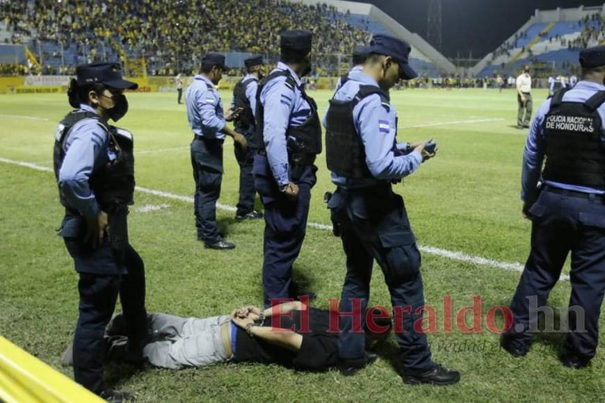 FOTOS: Así fue el violento enfrentamiento entre barras durante el clásico sampedrano