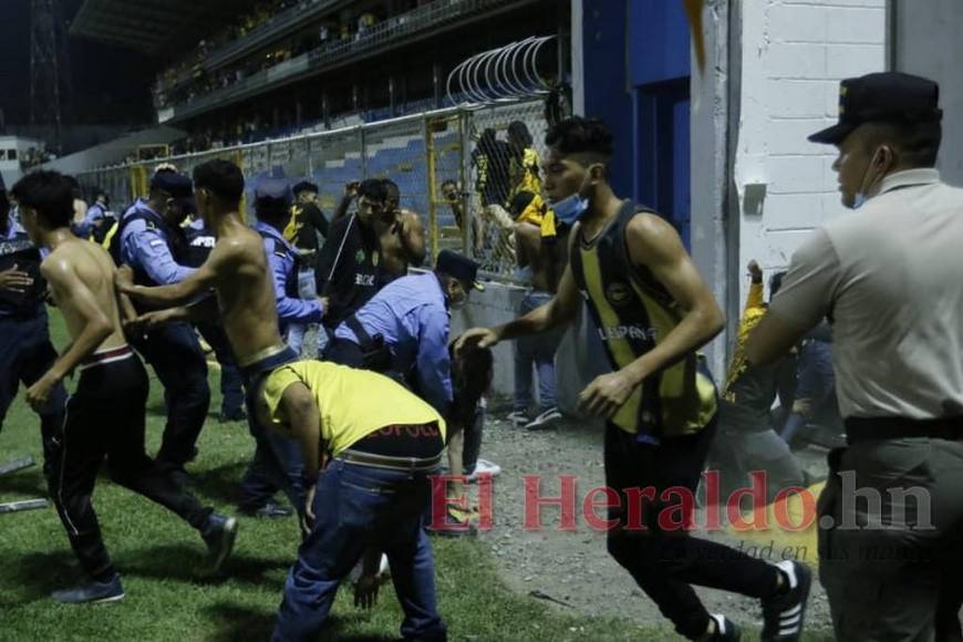 FOTOS: Así fue el violento enfrentamiento entre barras durante el clásico sampedrano