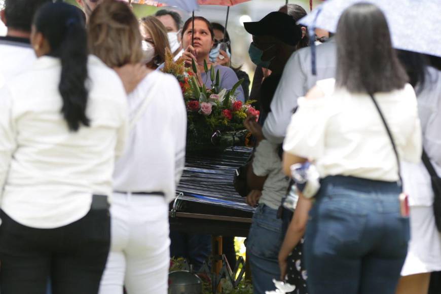 Sin poderlos ver, familiares de jóvenes asesinados tras mudanza realizan entierros