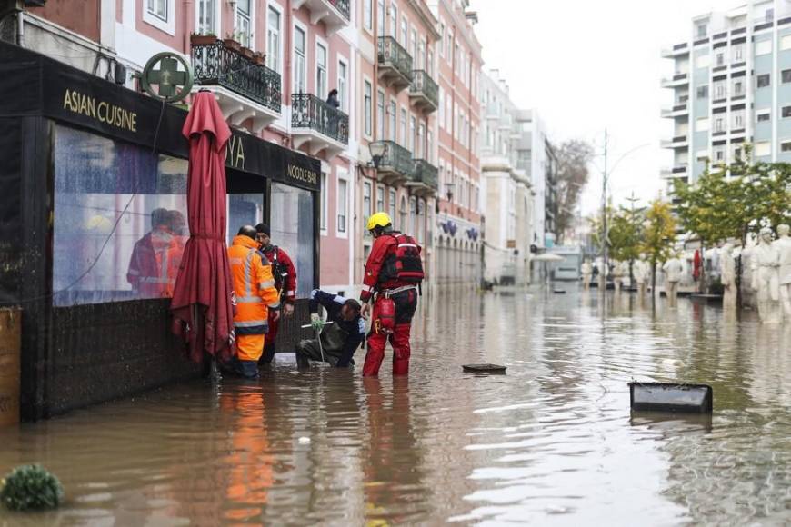 Caos y alerta roja en Lisboa, Portugal, por fuertes inundaciones