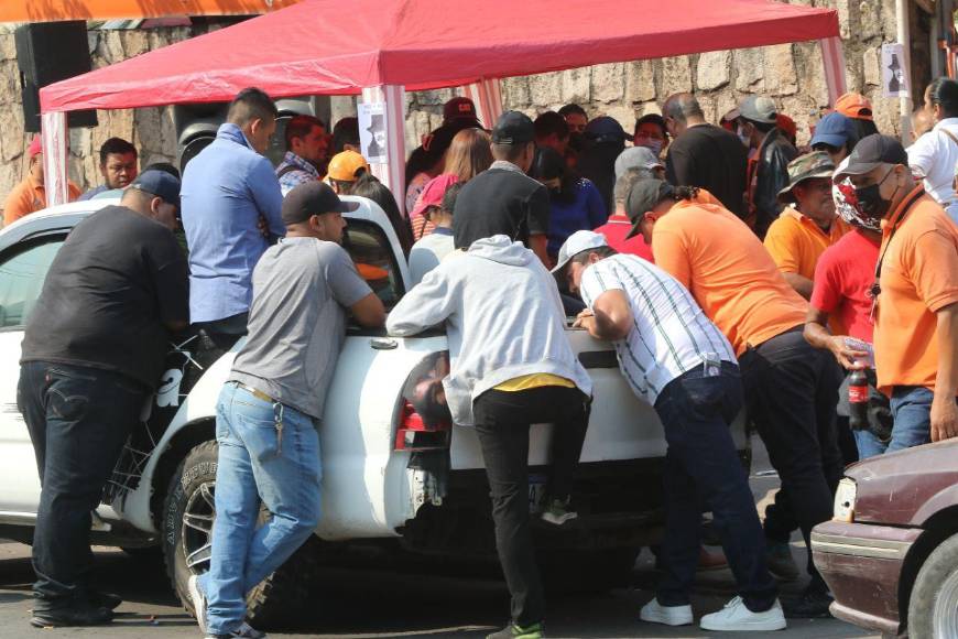 “No más mafias”: Sindicalistas despedidos y colectivos de Libre en Hondutel se mantienen en protesta