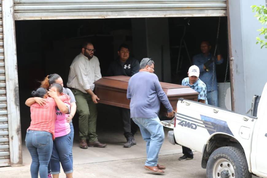 Desconsolada madre de menor asesinado en Jalteva retira los restos de su hijo