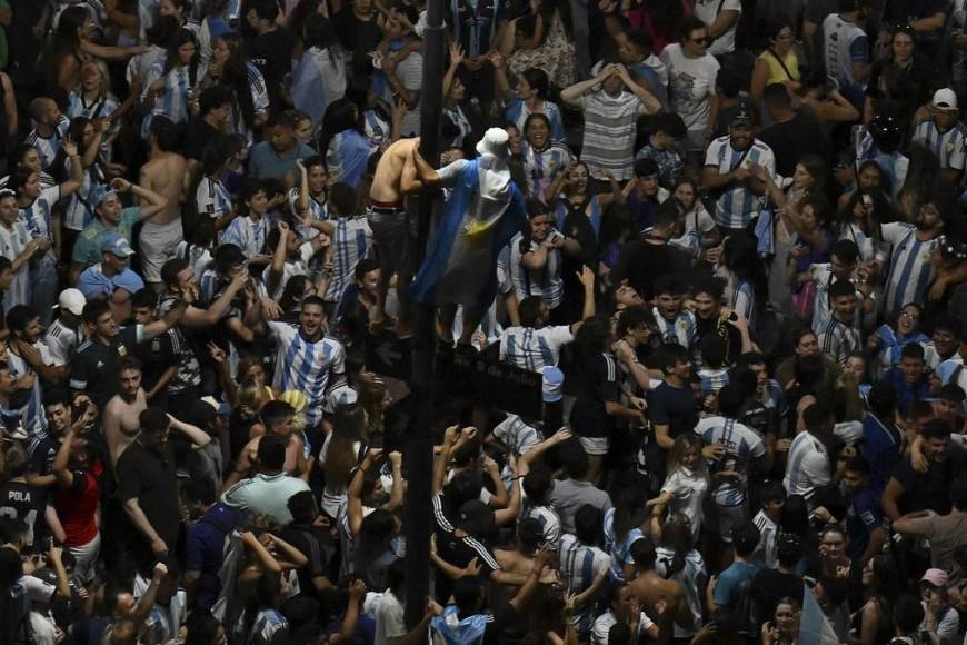 Impactantes imágenes de la celebración de los argentinos en Buenos Aires tras pase a la final del Mundial