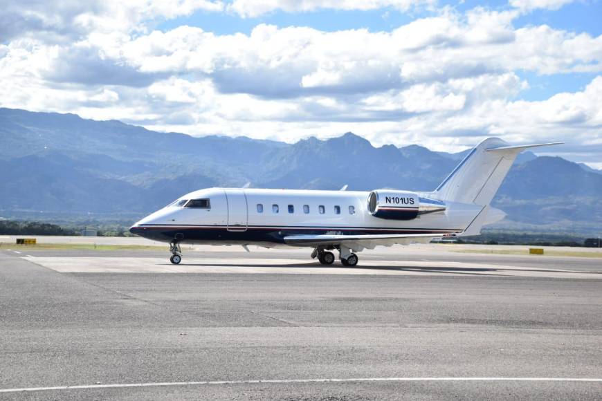 Vestido de overall impermeable blanco y bajo resguardo policial: así fue la extradición hacia EEUU del exalcalde de Yoro, Arnaldo Urbina Soto