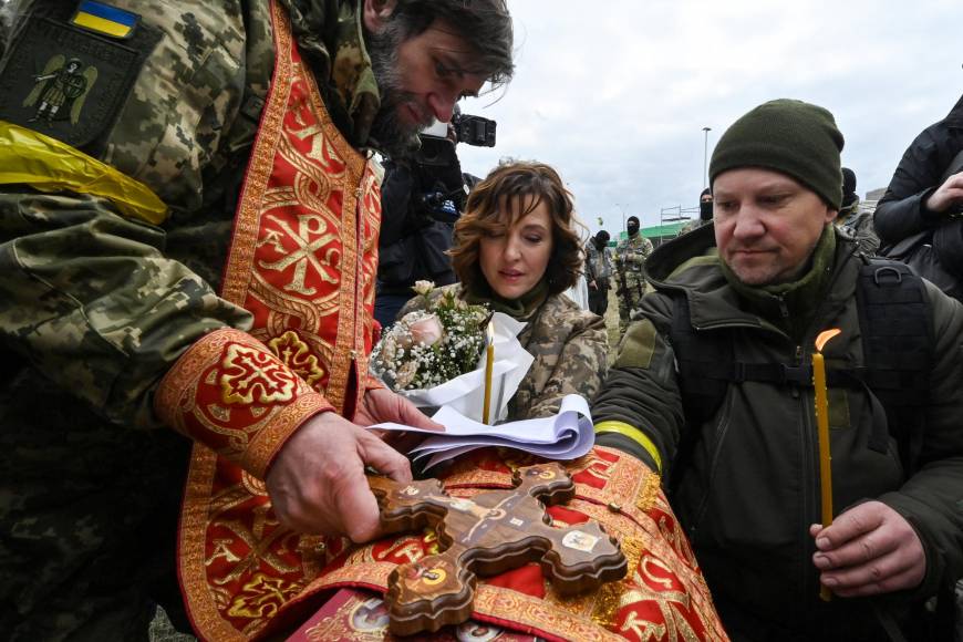 ¡Amor en medio de la guerra! Soldados ucranianos se casan mientras combaten a Rusia