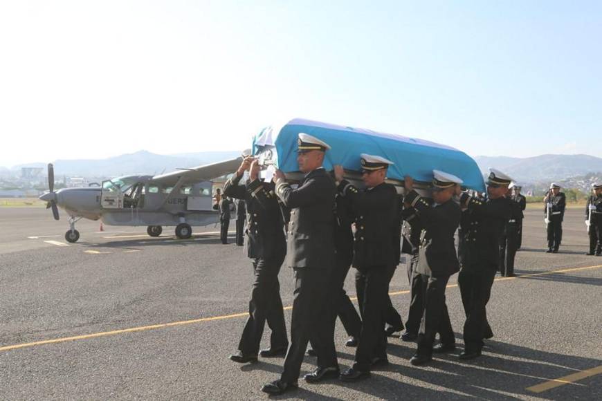 Con honores y lágrimas reciben a navales víctimas de explosión en Puerto Cortés