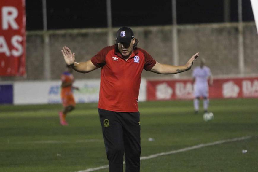 Olimpia y UPNFM fue más bonito en las gradas con su derroche de belleza y color