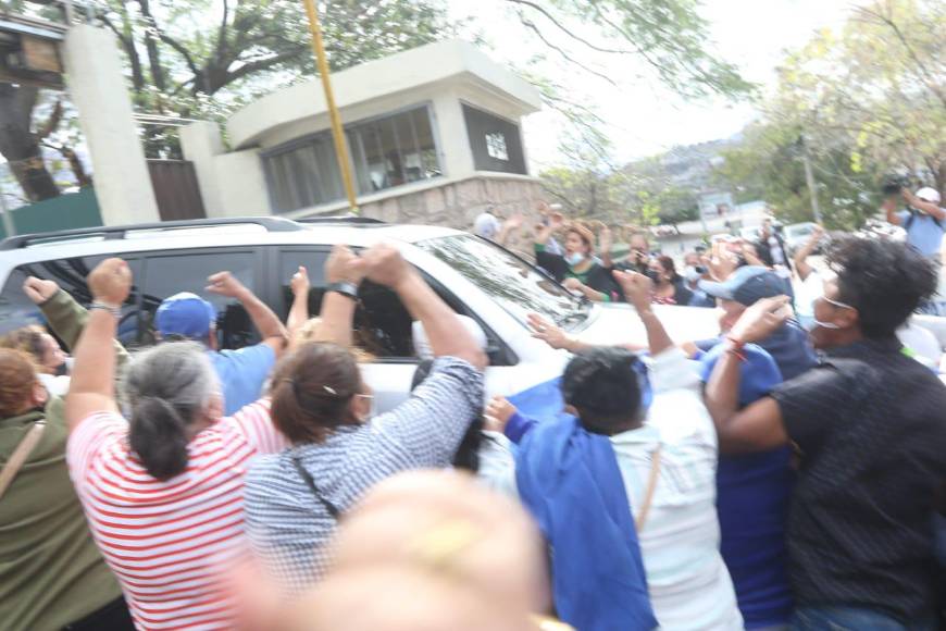 Entre consignas y fuerte resguardo: así fue trasladado JOH a su celda provisional