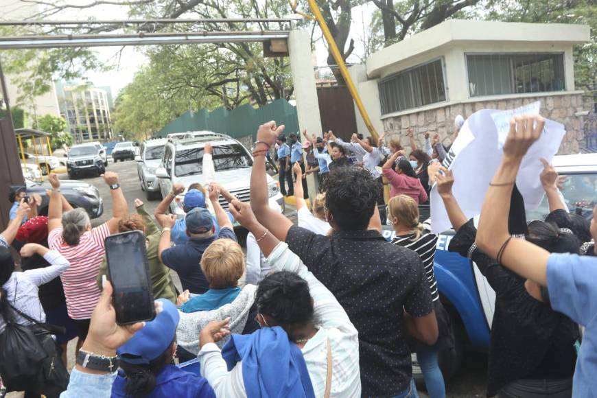 Entre consignas y fuerte resguardo: así fue trasladado JOH a su celda provisional