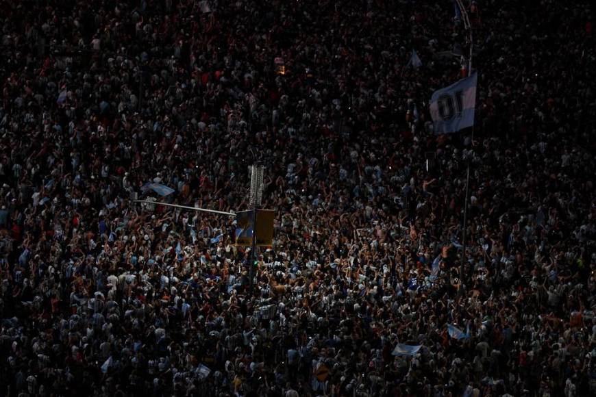 Impactantes imágenes de la celebración de los argentinos en Buenos Aires tras pase a la final del Mundial