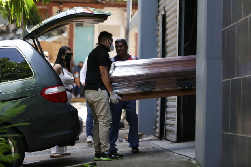 Ataúdes sellados, luto y consternación: así fue el retiro de los cadáveres de los jóvenes asesinados tras mudanza