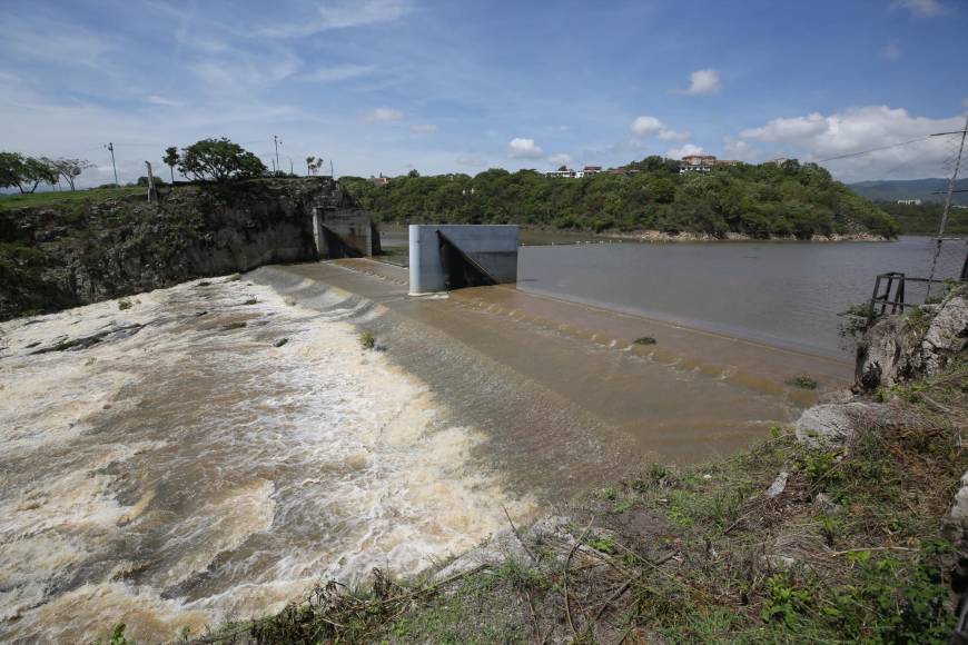 Así luce la represa Los Laureles tras intensas lluvias en la capital