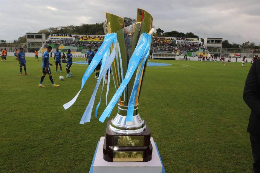 Hermosas mujeres invaden el Carlos Miranda para la gran final Motagua vs. Olimpia