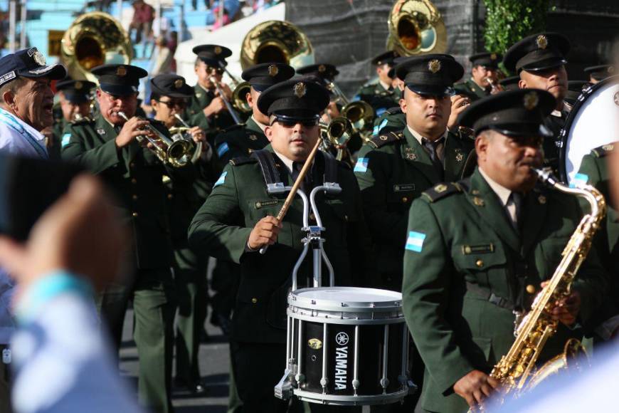 Militares dan inicio a los desfiles patrios en la capital por los 202 años de independencia