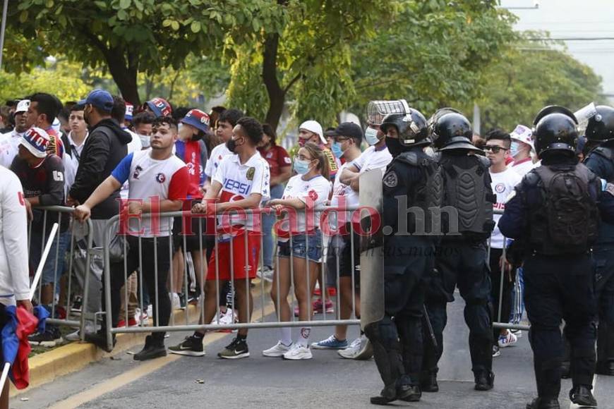 Fuertes medidas de seguridad se viven afuera del Morazán