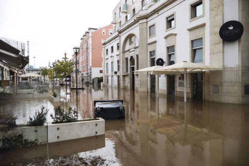 Caos y alerta roja en Lisboa, Portugal, por fuertes inundaciones